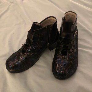 New Alergia bootie’s side zipper with Velcro straps across the top of foot 6 M
